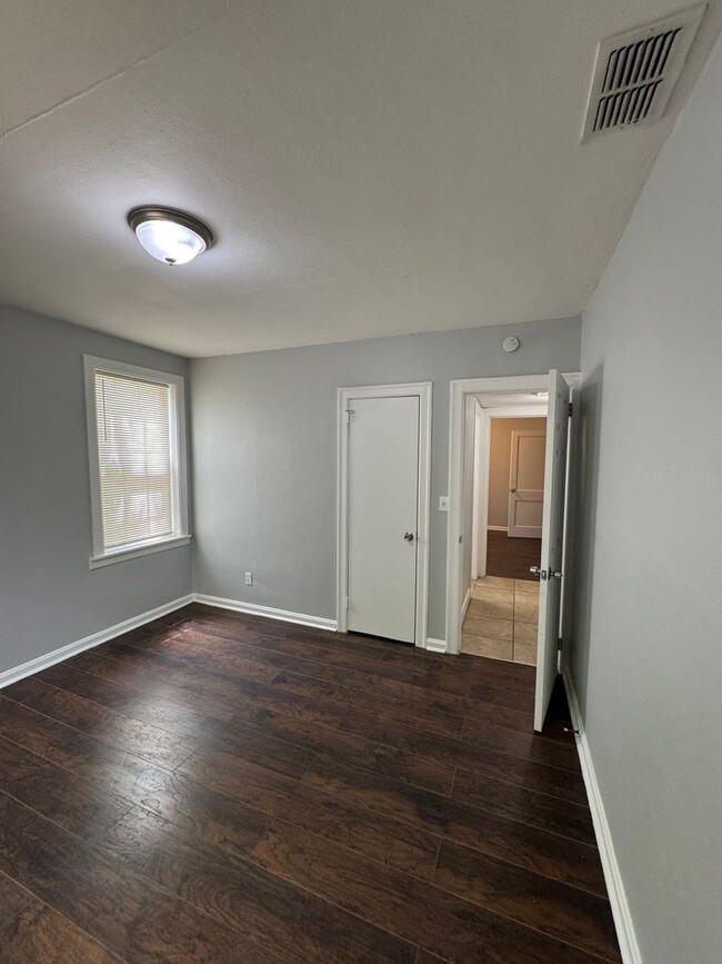 Building Photo - Freshly Renovated 3/2 Single Family in Wes...