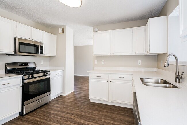 Building Photo - 2843 Red Oak Dr