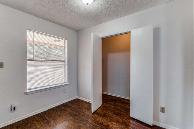 Building Photo - Stylish Half-Duplex in Arlington