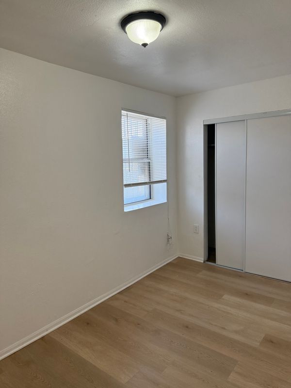 Building Photo - 1124 E 40th Pl