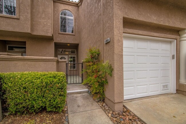 Building Photo - Beautiful 2 Bed, 2.5 Bath Two-Story Townhome in Belsera