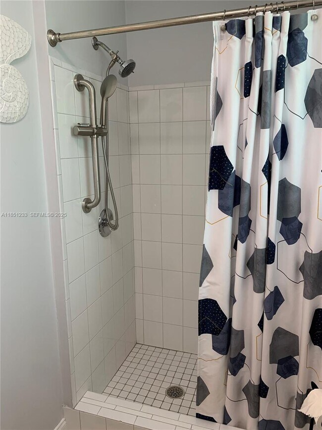 Building Photo - 112 Captains Ct