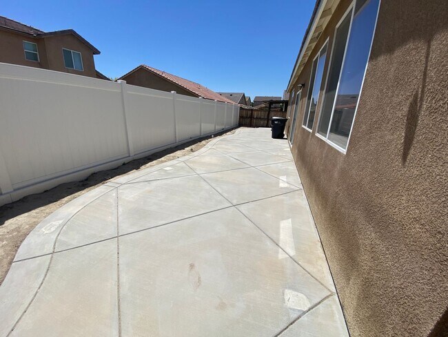Building Photo - Rosamond 4 bedroom