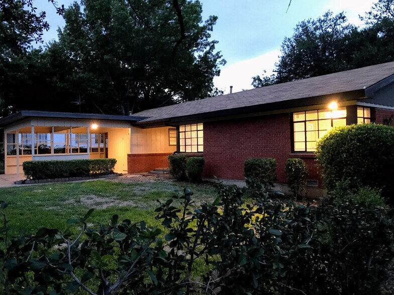 Primary Photo - 3108 Medina Ave