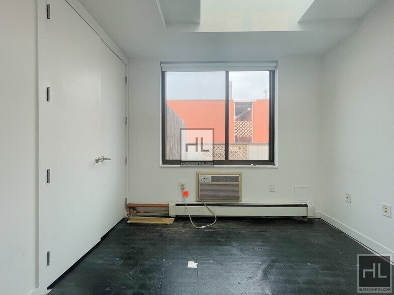 Building Photo - METROPOLITAN AVENUE