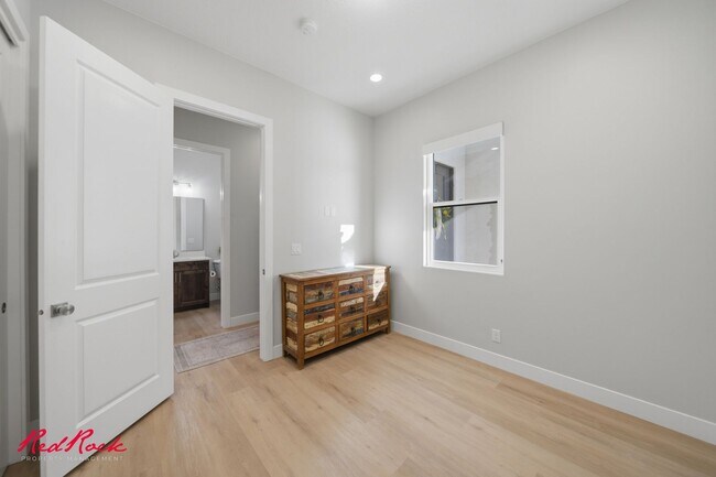Building Photo - 4 Bedroom Home with Gorgeous Views