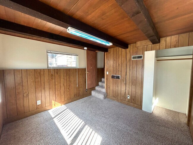 Building Photo - Unique 5 Bedroom Home