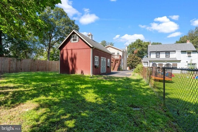 Building Photo - 122 E Richardson Ave