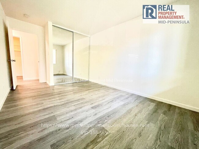 Building Photo - Modern, Light-Filled 3-Bedroom Condo in th...