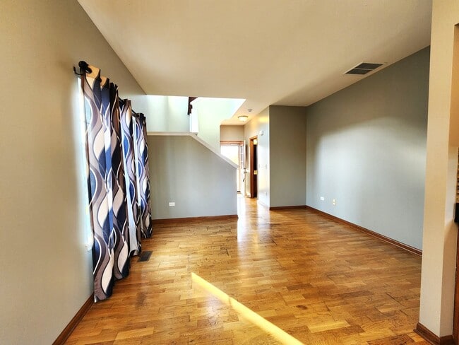 Building Photo - 2552 Cesario Dr