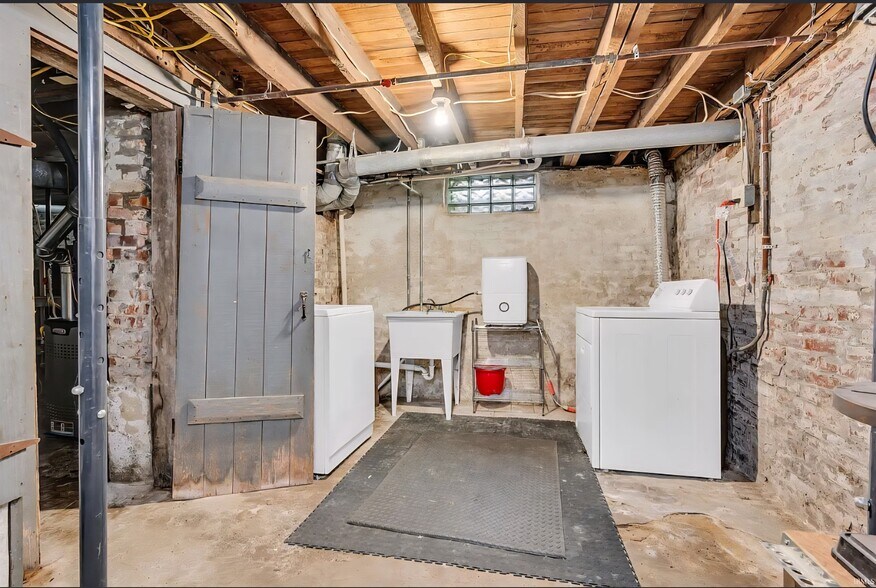 Washer and dryer - 1941 Echo St