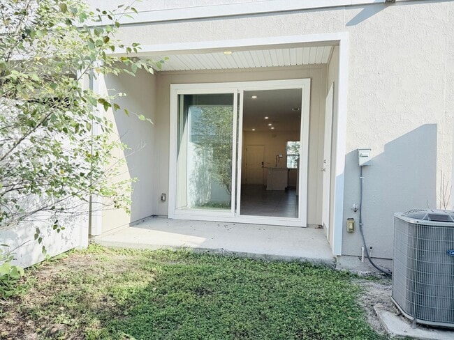 Building Photo - Move-In Ready Townhome with Spacious Layou...