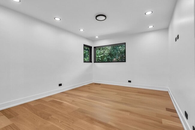 Building Photo - 623 Echo Ln