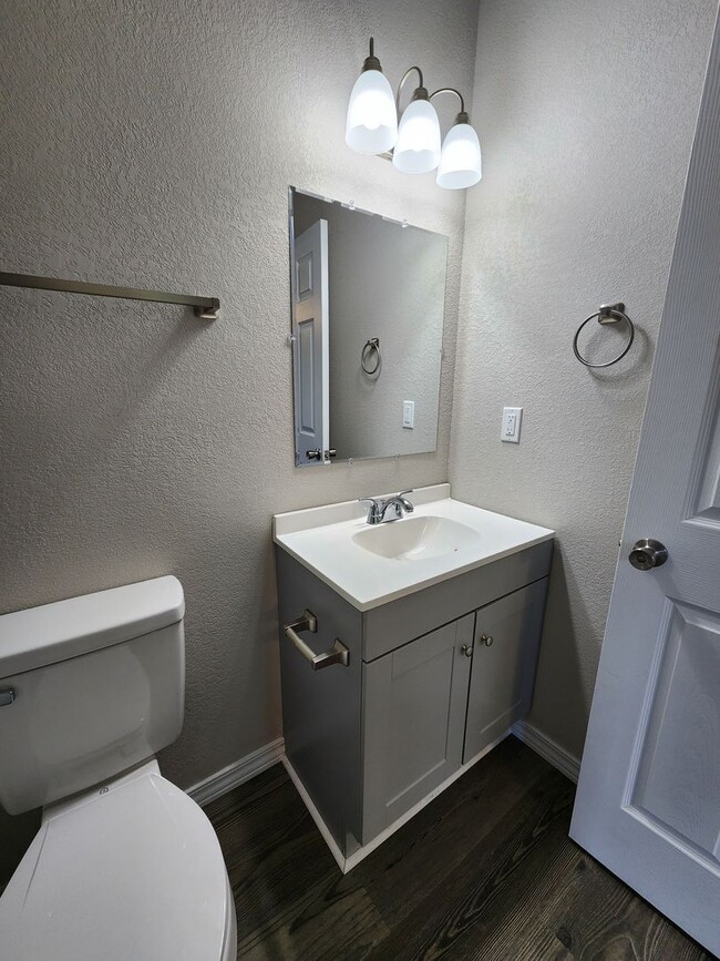 Building Photo - Spacious 2-Bedroom, 1-Bathroom Home AVAILABLE NOW!!