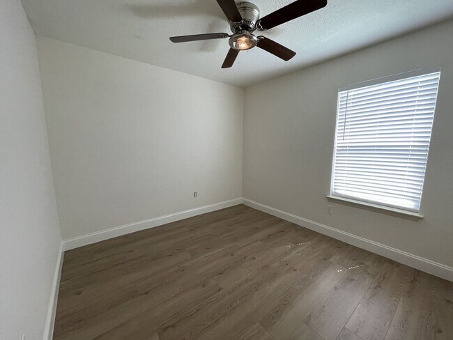 Building Photo - 204 Hosack St