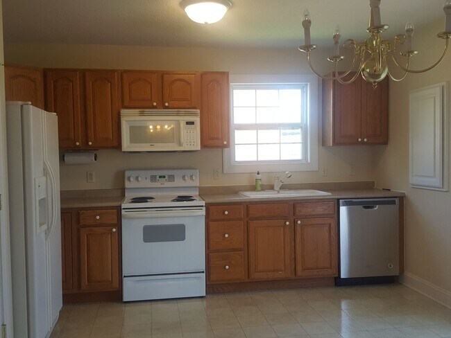 Building Photo - 3 Bedroom 2 Bath Townhouse
