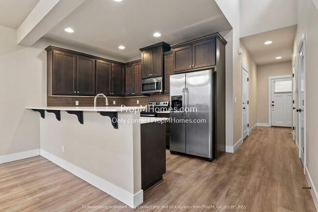 Building Photo - Terrific Milwaukie Three Bedroom Townhome - Close to Providence!