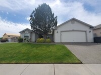 Building Photo - Beautiful South Richland 3-Bedroom Rambler with Open Floor Plan & Spacious Primary Suite!