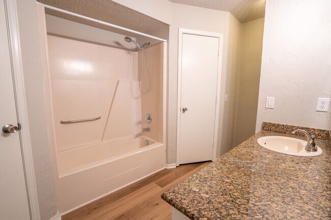 Building Photo - Charming 3-Bedroom, 2-Bath Home in Broken ...