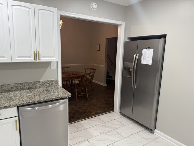 Building Photo - 825 Olive Dr