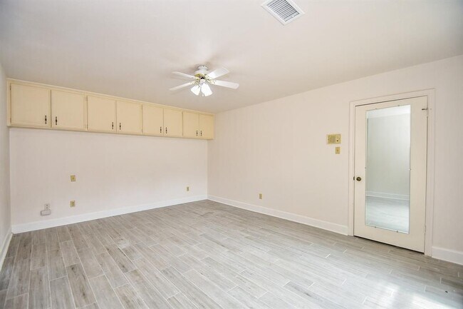 Building Photo - 3007 Broadmoor Dr