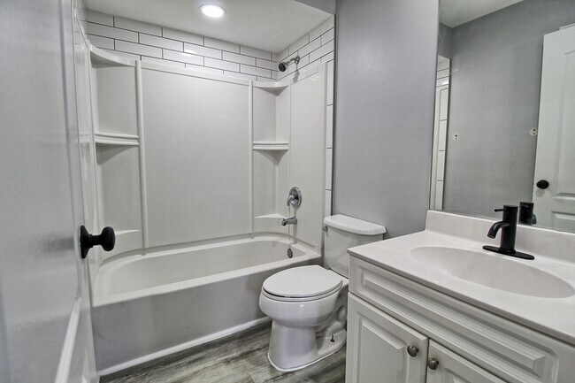 Building Photo - New Remodel! Gorgeous 2 Bedroom Condo! Amazing Location!
