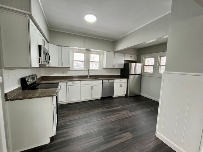 Building Photo - Fully Updated 3 Bedroom Home with 2 Car Garage