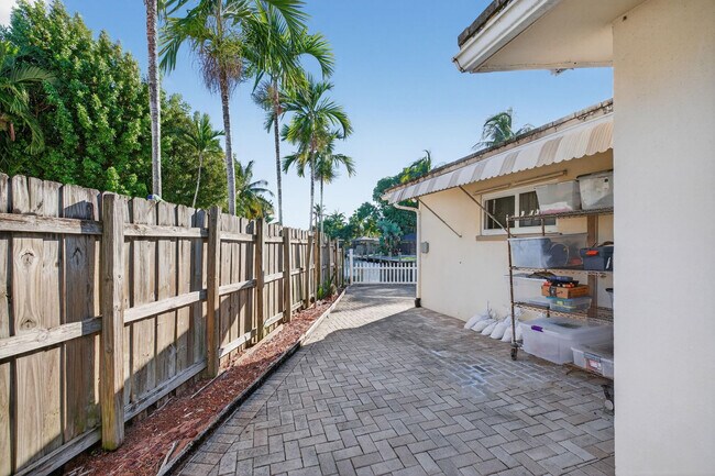 Building Photo - 1570 NE 30th Pl