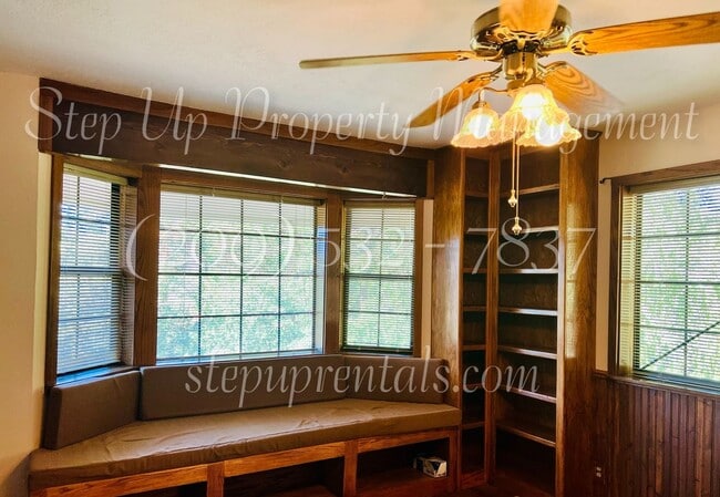 Building Photo - 2 Bedroom 2 Bath Home With Bonus Room off Racetrack!!!!