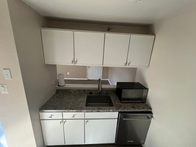 Building Photo - 2 Banyan Wood Ct