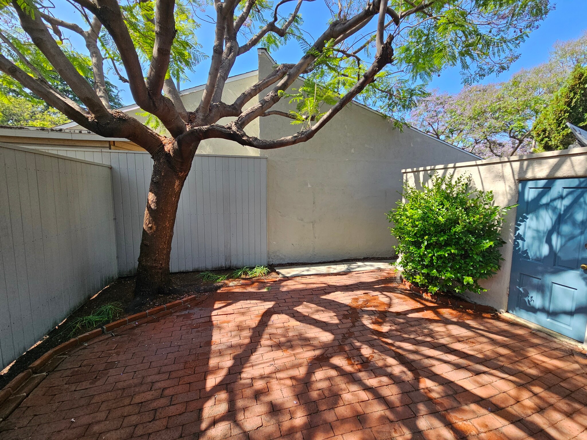 Building Photo - 8531 Rosewood Ave