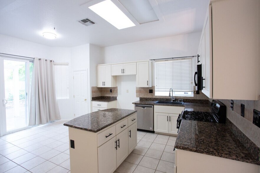Building Photo - 6621 Rabbit Hollow Way