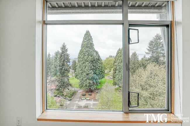 Building Photo - Top-Floor 2BD/2BA Condo w/ Stunning Park Views & Utilities Included