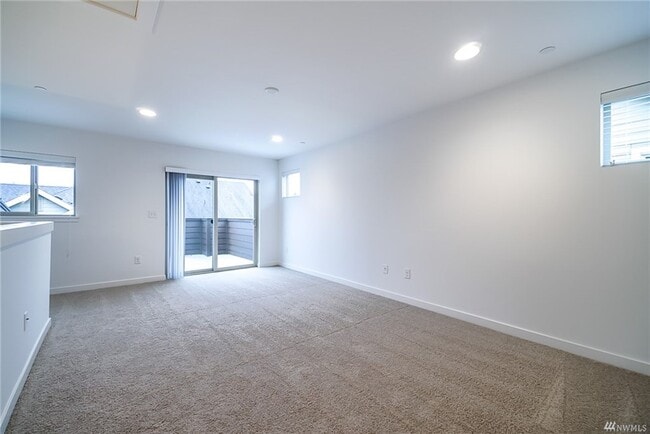 Building Photo - 15723 NE 14th Ter