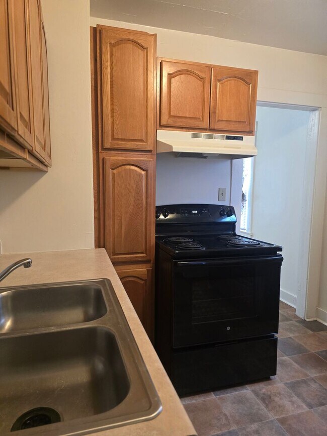 Building Photo - Cute 2 Bedroom