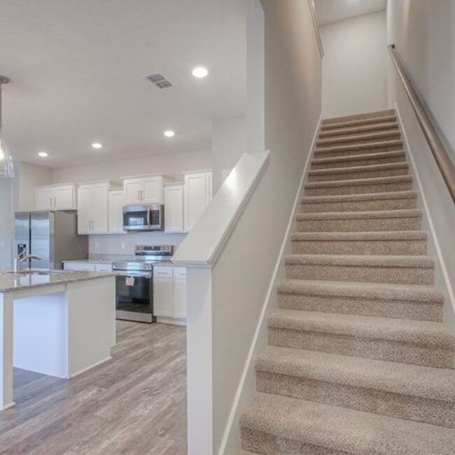 Building Photo - Upgraded, Luxury Townhouse