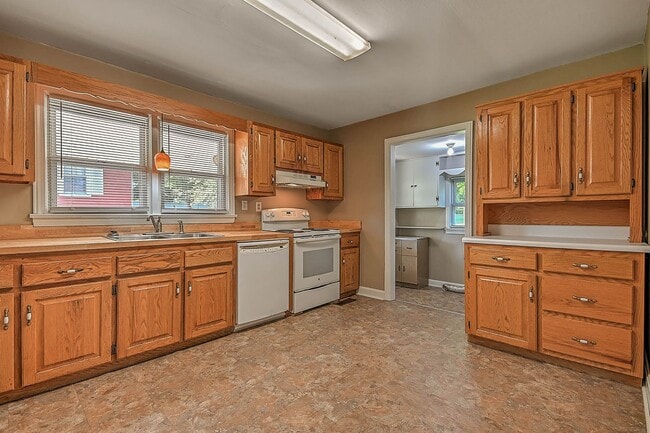 Building Photo - 3 Bedroom / 1 Bath Home