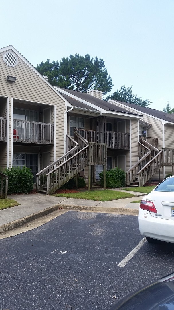Building Photo - Completely Renovated in 2023 Second Level Condo