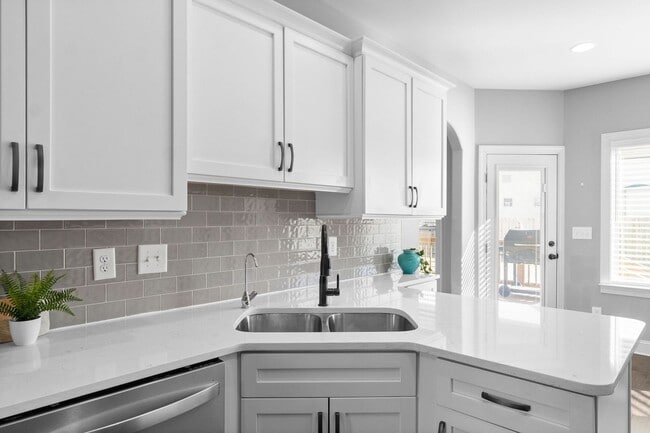 Building Photo - 5 Bedroom in Farmington Subdivision!