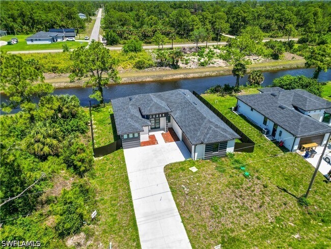 Building Photo - 1229 Augusta St E