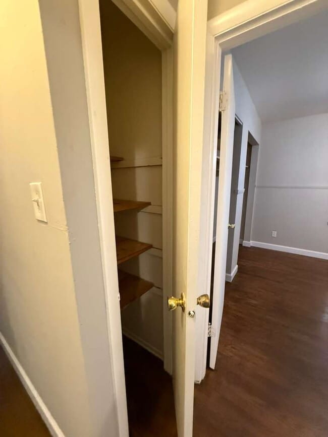 Building Photo - "Charming St. Louis Duplex: Cozy 2-Bedroom, 1-Bath with Hardwood Elegance!" Section 8 Approved