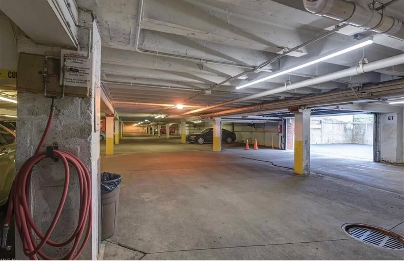 Building Photo - 11720 Edgewater Dr