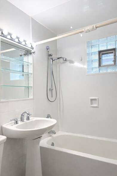 Building Photo - 2302 W Sunnyside Ave