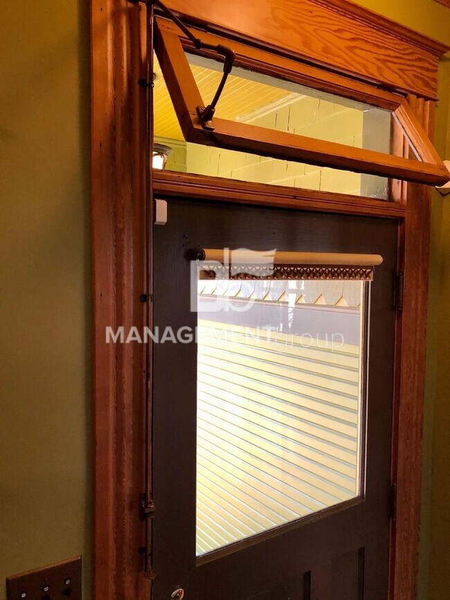 Building Photo - Close-In NE Portland Victorian Offers  Perfect Blend of  Old Charm with Newer Amenities. Lush Pri...