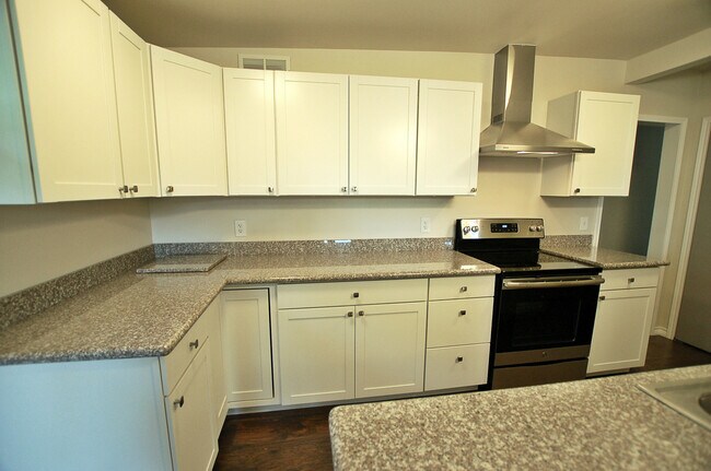 Building Photo - AUGUST PRE-LEASE! Updated 4 Bedroom Near Tech Campus