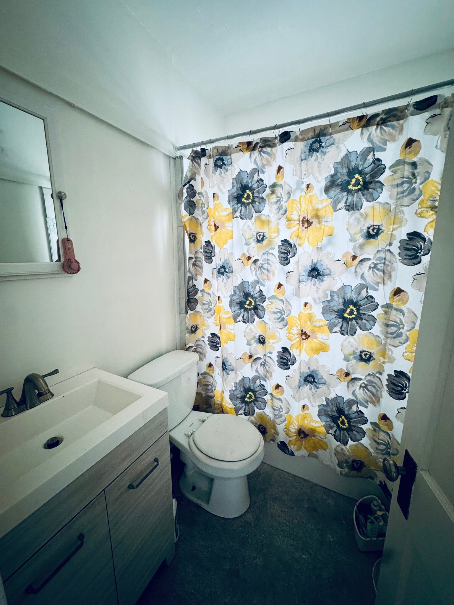 Building Photo - 2027 Chesterland Ave