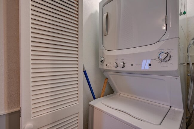 Building Photo - 46 Linderhof Golf Course Rd