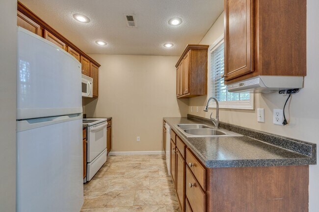 Building Photo - 2 br/ 2.5 bath condo in Johnson City TN
