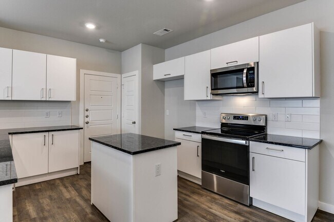 Building Photo - 653 Blackland dr