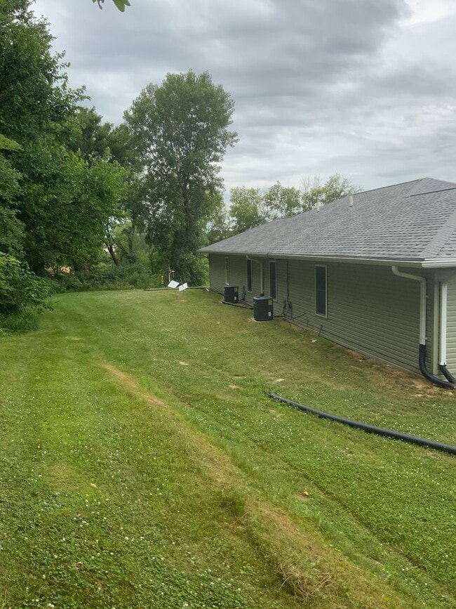 Building Photo - 221 Glenda Dr